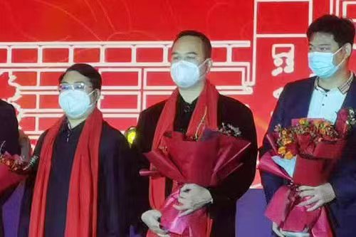 20221219-1黄小荣副局长（左）为胡家华董事长（中）颁奖并合影留念.jpg