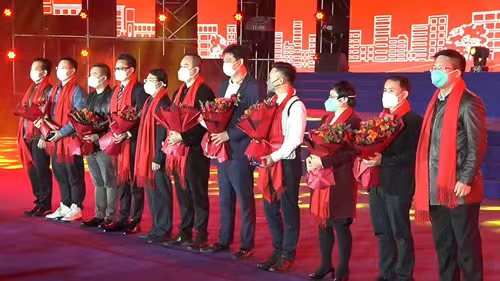 20221219-4胡家华董事长（左6）等捐资企业代表与颁奖领导合影合影.jpg
